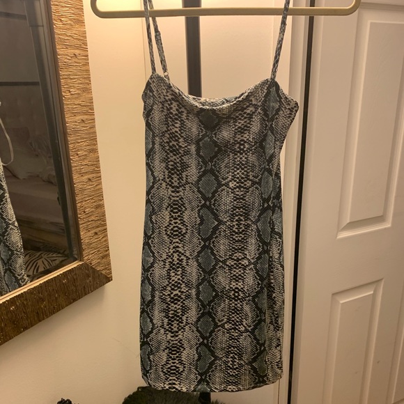 Snakeskin print dress! Worn once - Picture 3 of 3